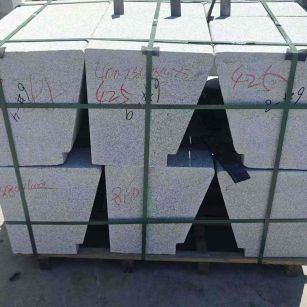 泸州 芝麻白异形坐凳，石凳