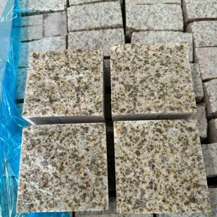 泸州 黄金麻花岗岩自然面小方块，弹石，马蹄石等