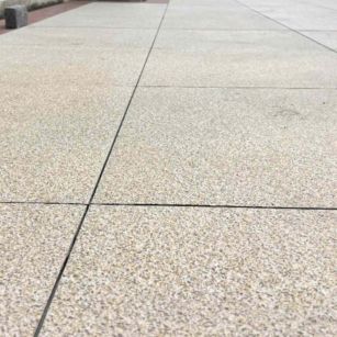 泸州 黄金麻花岗岩石板材荔枝面地面铺装效果