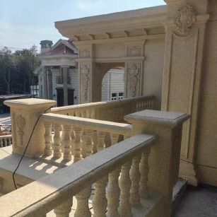 泸州 黄金麻别墅外墙干挂雕花配合阳台栏杆花瓶柱