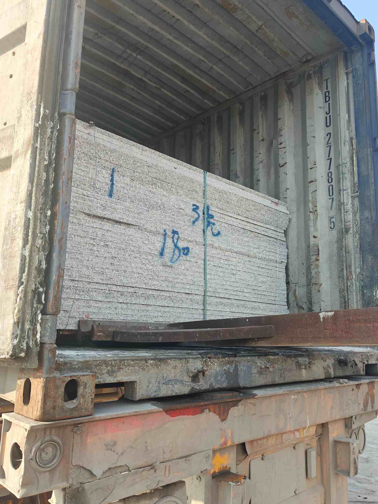 泸州 芝麻白花岗岩石材3.0公分光面毛板装柜出货