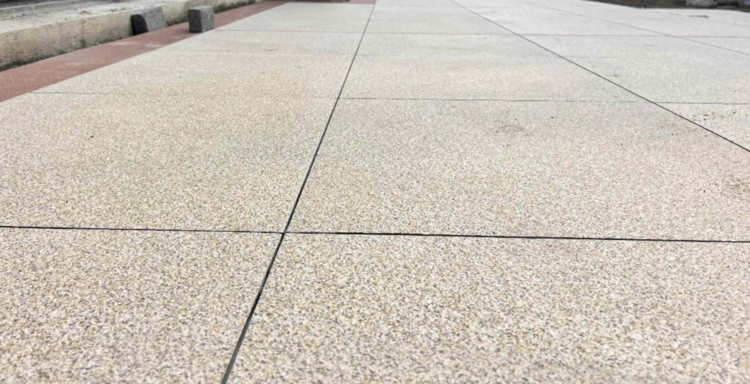 泸州 黄金麻花岗岩石板材荔枝面地面铺装效果