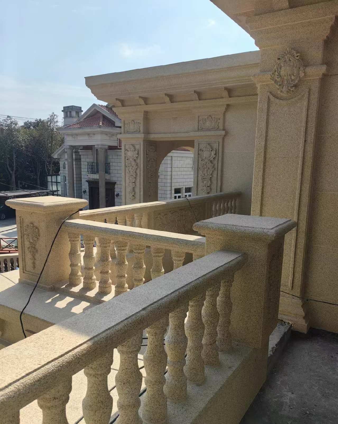 泸州 黄金麻别墅外墙干挂雕花配合阳台栏杆花瓶柱