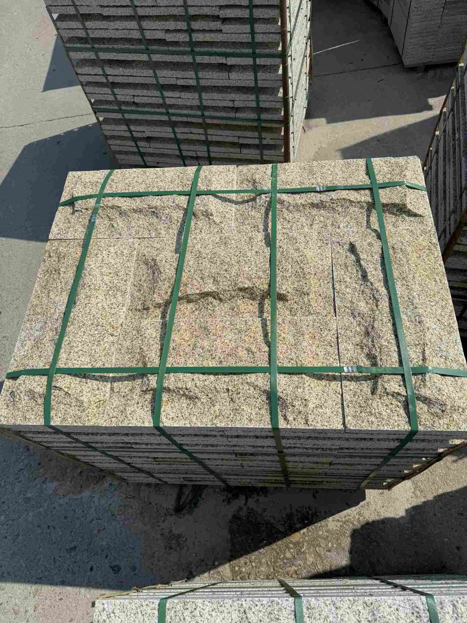 泸州 黄金麻花岗岩石材自然面蘑菇石成品