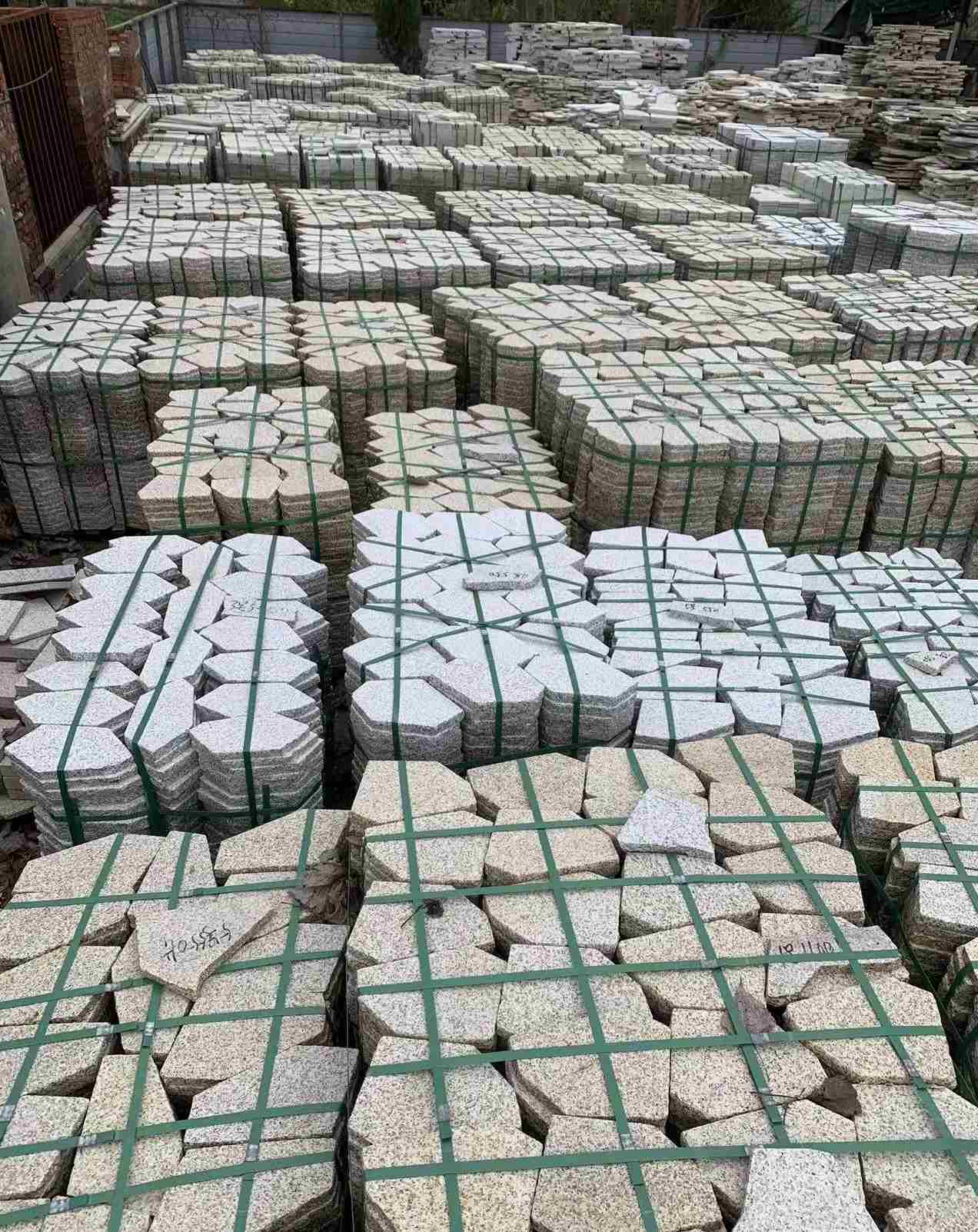 泸州 黄金麻白麻花岗岩荔枝面地铺石(冰裂纹)