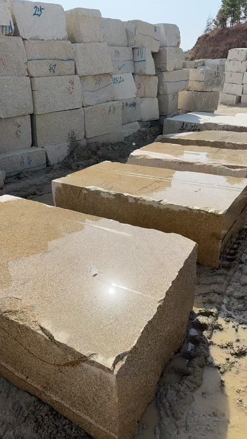 泸州 黄金麻方料堆场洗料分选中，原材料充足