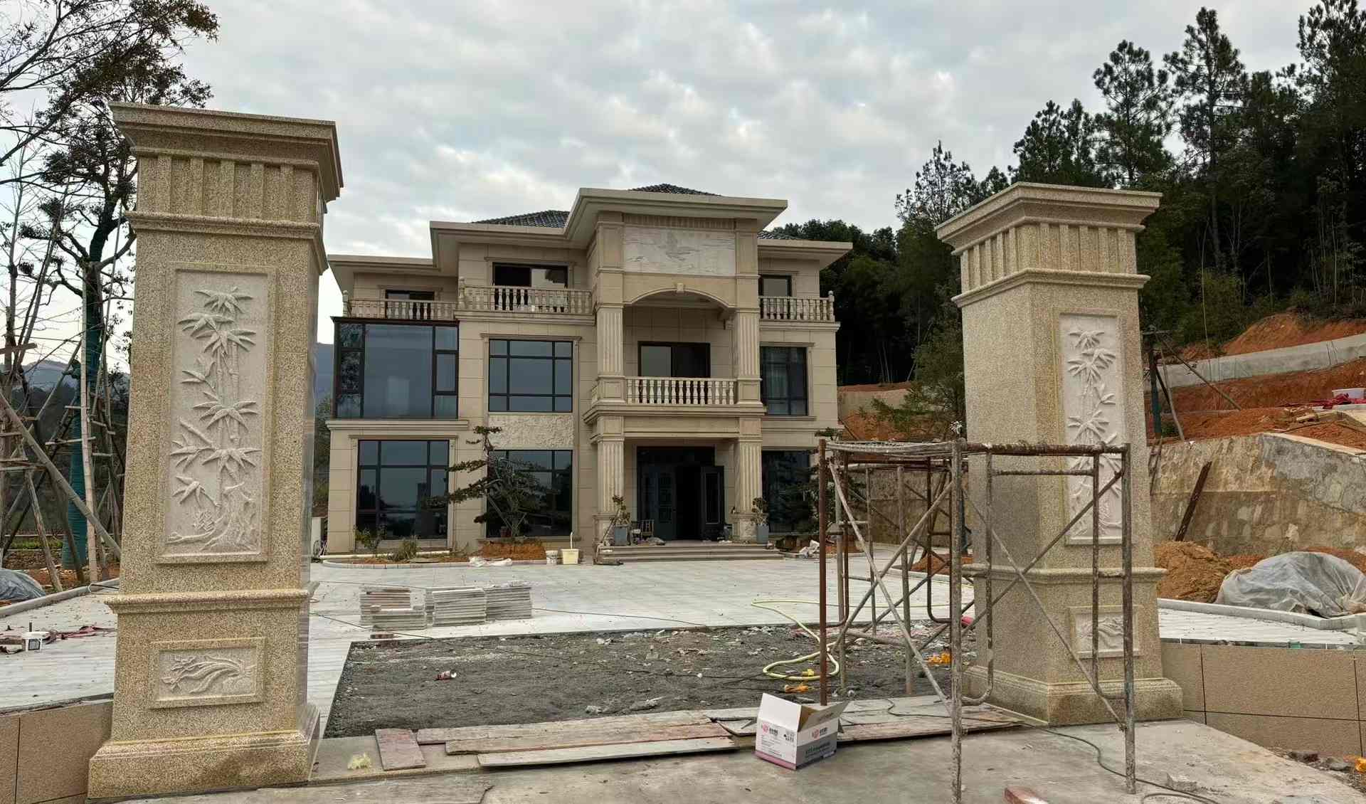 泸州 黄金麻花岗岩别墅雕花外墙干挂配上门口雕花罗马柱