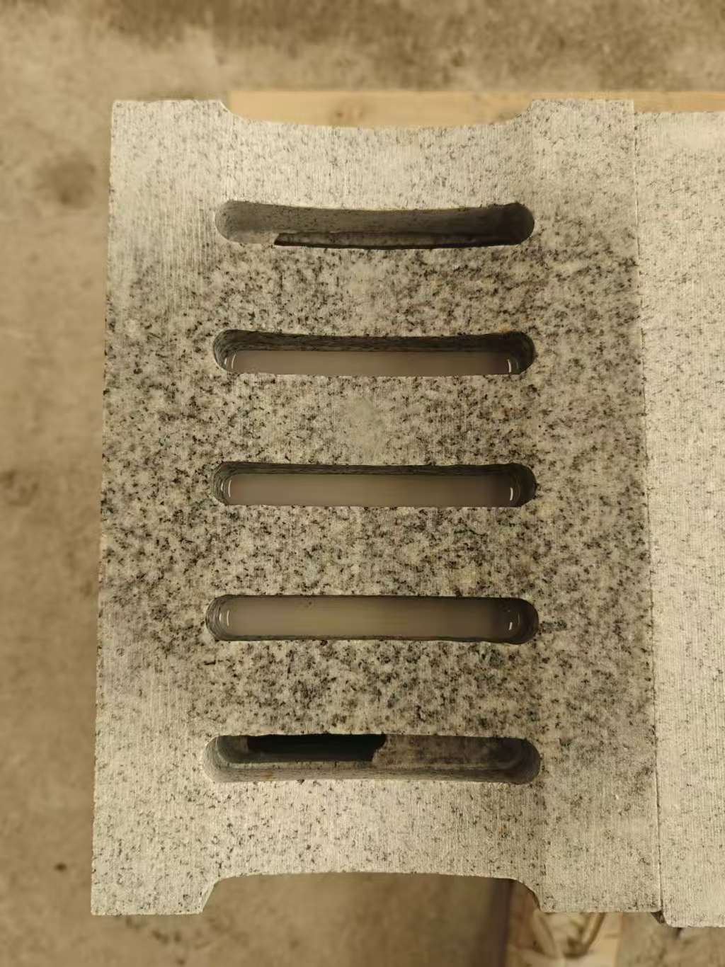 泸州 芝麻白拉丝面花岗岩U型开槽排水槽