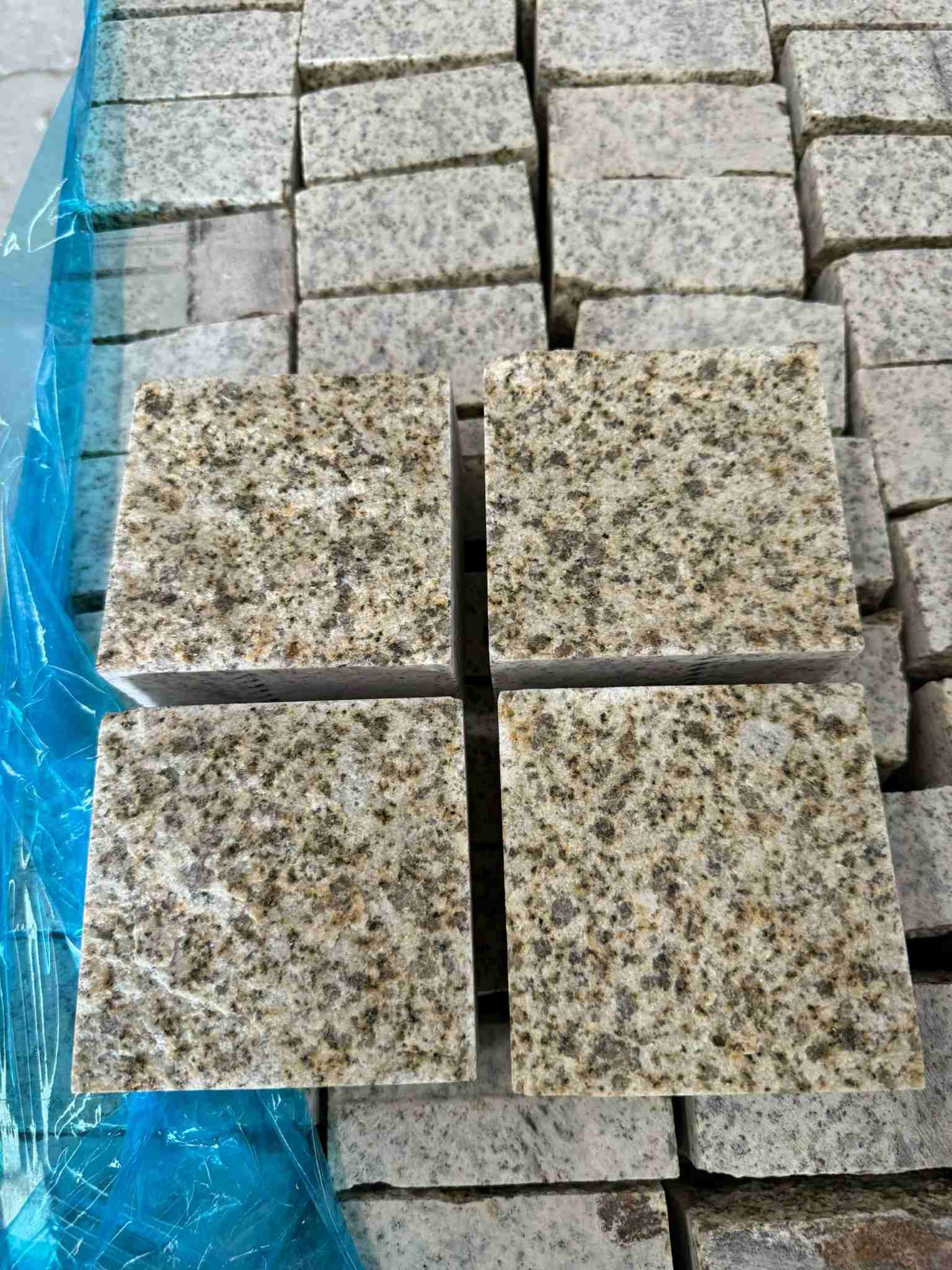 泸州 黄金麻花岗岩自然面小方块，弹石，马蹄石等