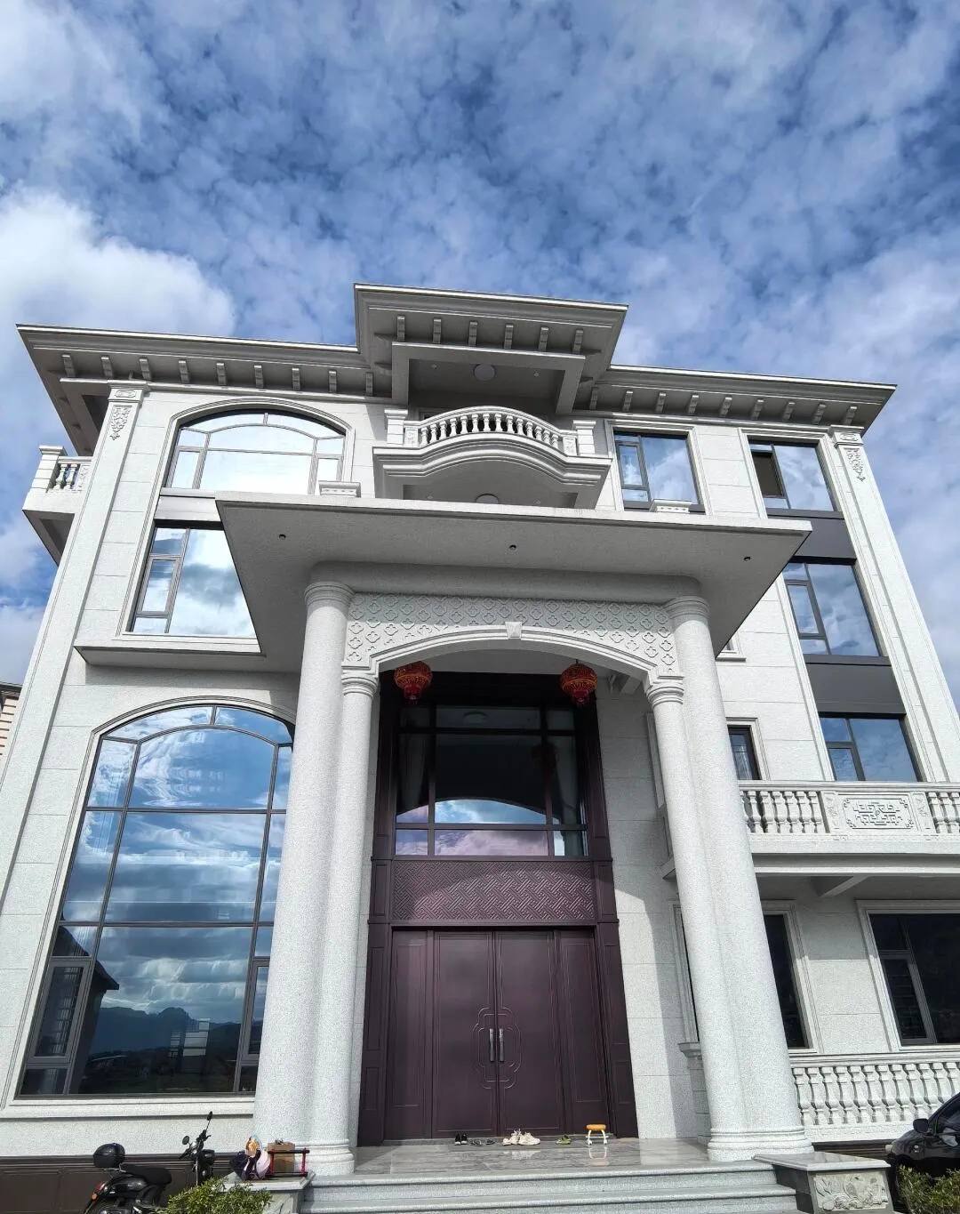 泸州白麻别墅外墙干挂石材效果示例