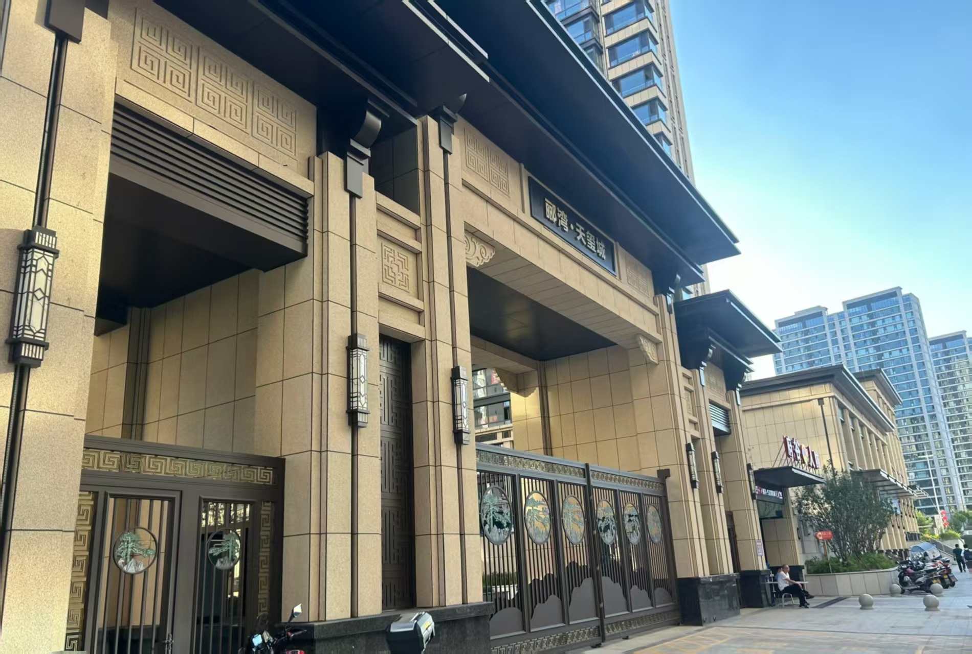 泸州 黄金麻花岗岩荔枝面小区门楼外墙干挂