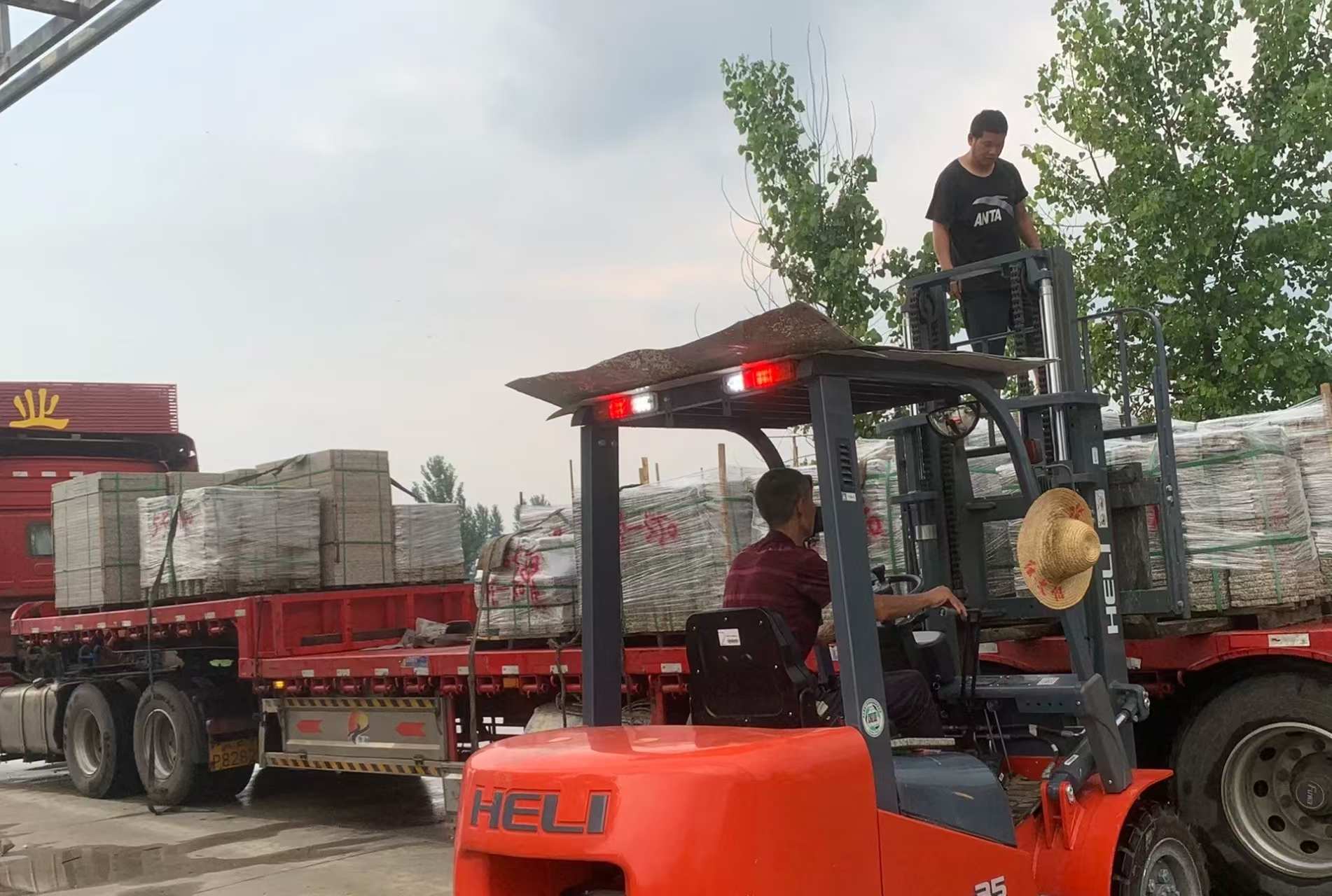 泸州 黄金麻冰裂纹，地铺石装车