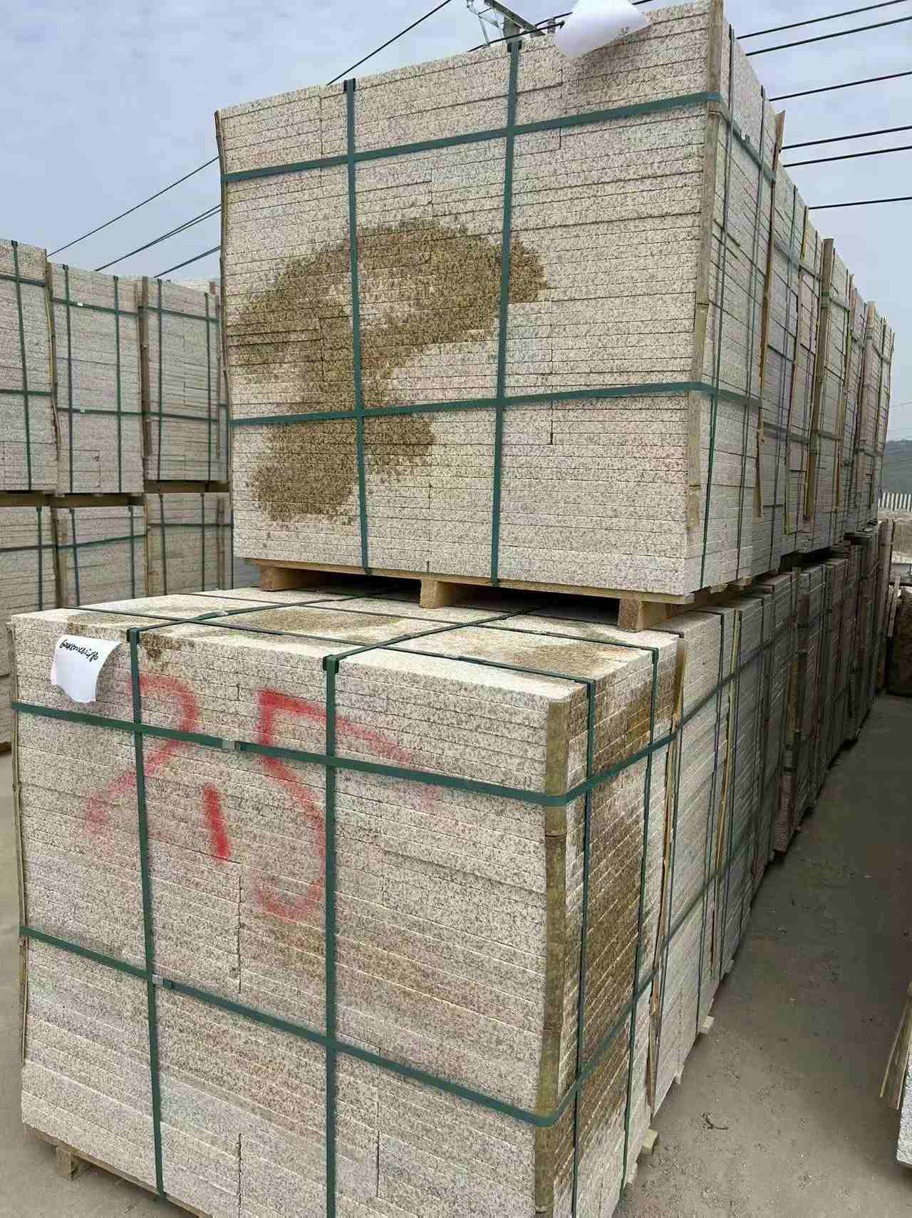 泸州 黄金麻花岗岩石材荔枝面地铺石2.5*300*600