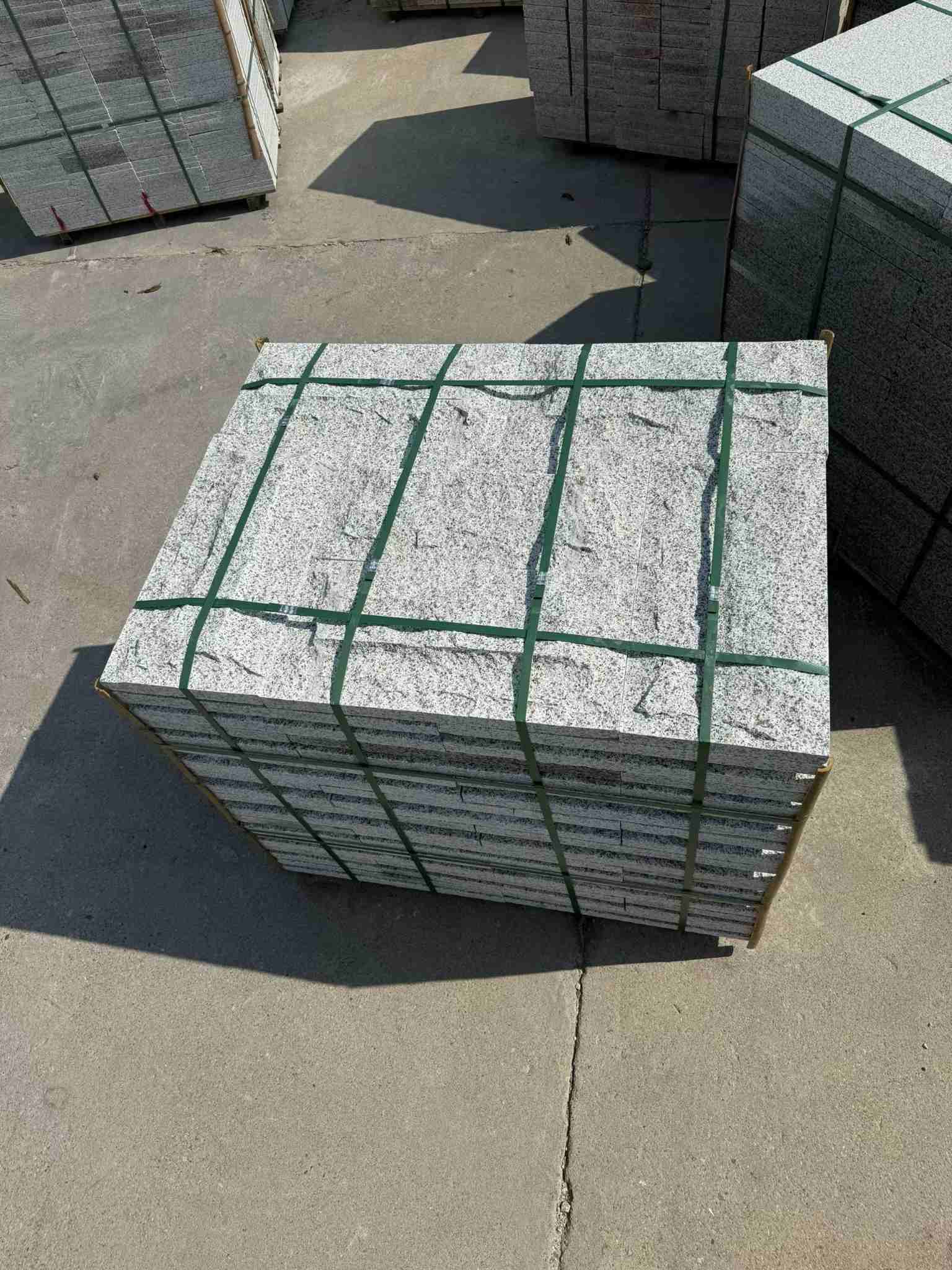 泸州 白麻花岗岩石材自然面蘑菇石成品