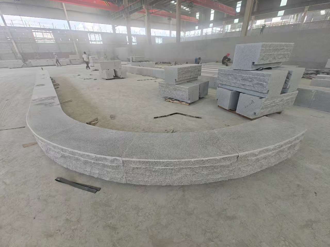 泸州 芝麻白异形坐凳，自然面光面弧形加工