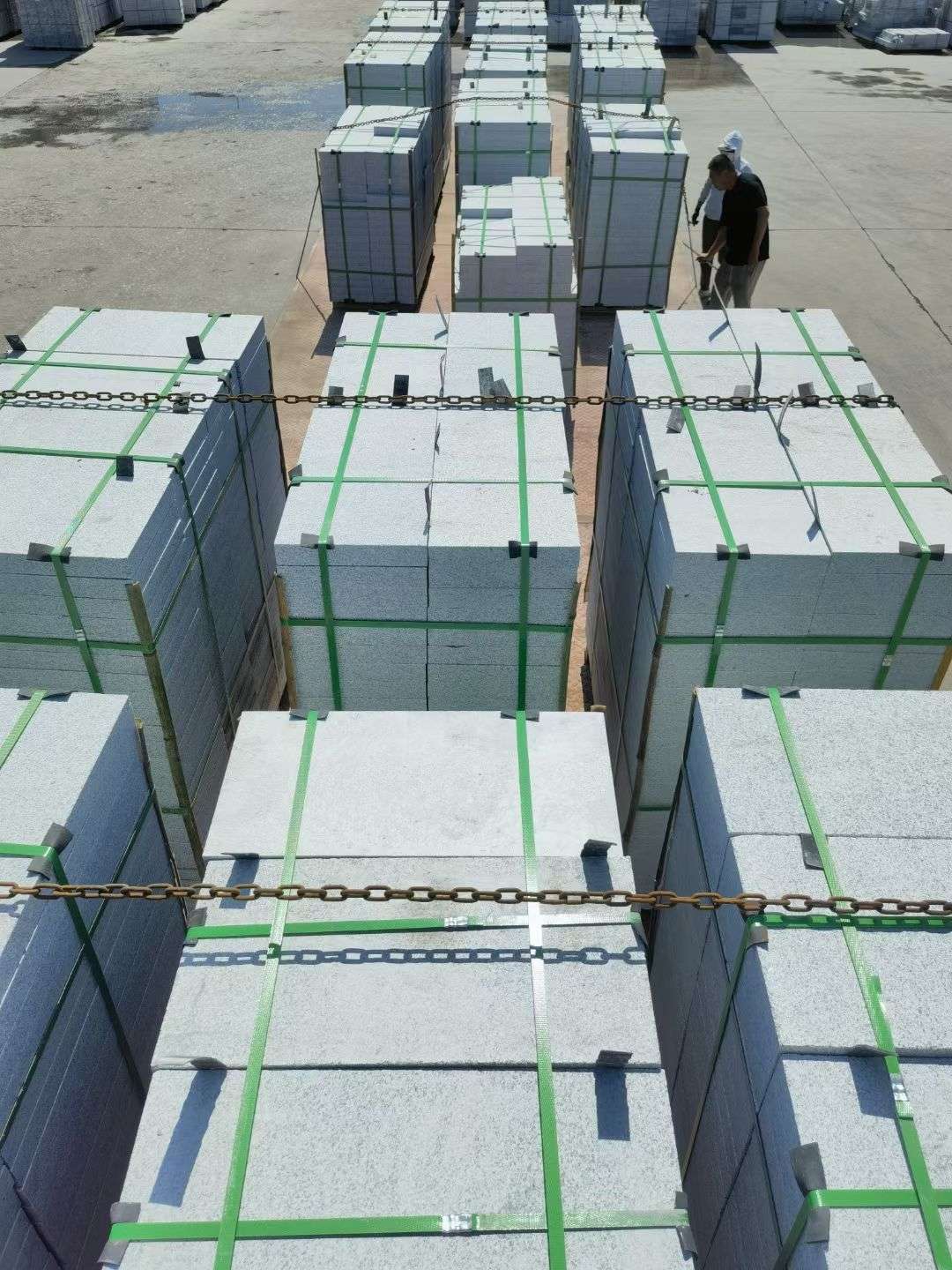 泸州 芝麻白花岗岩5公分地铺石 花岗岩厂家工厂装车日常